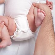 چگونه می توانید رشد نامناسب ران را در کودکان تشخیص دهید